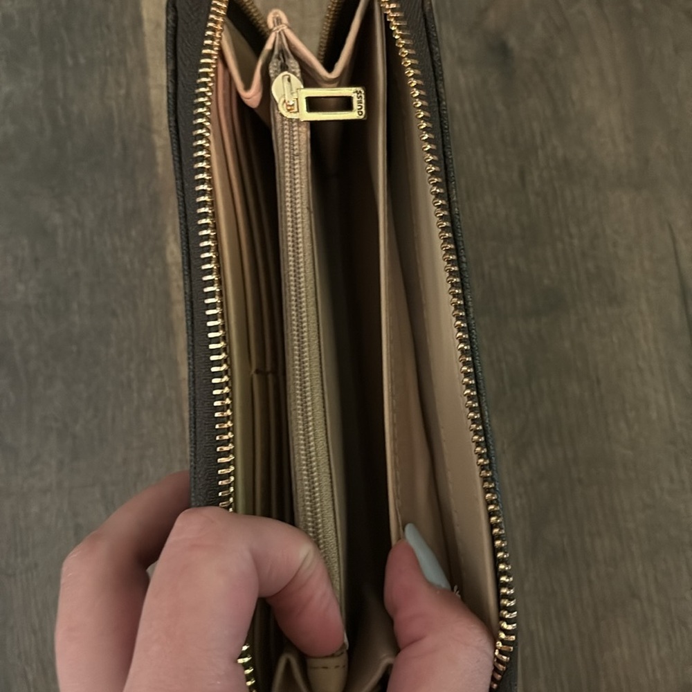 GUESS Wallet - Picture 4 of 6
